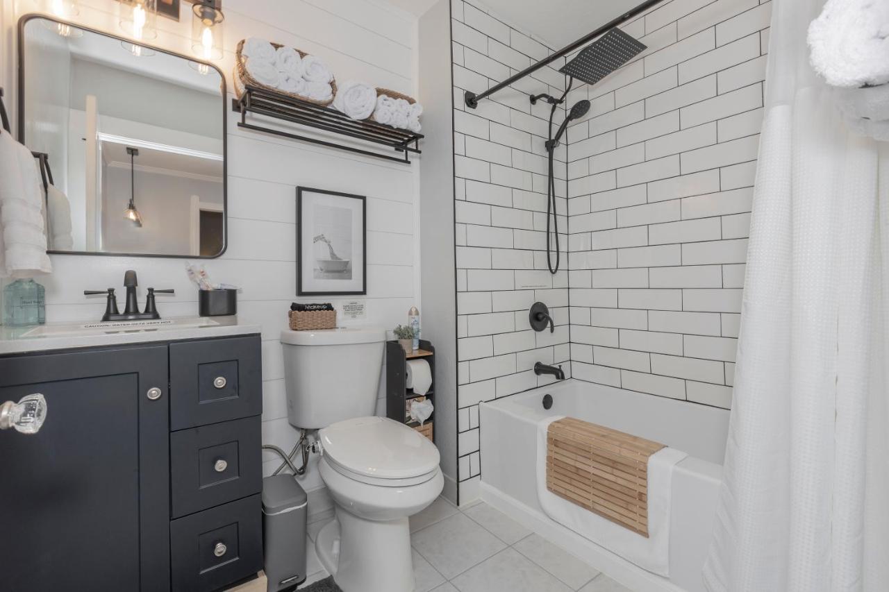 Apartamento In The Heart Of Little Italy! Free Parking! Cleveland Exterior foto